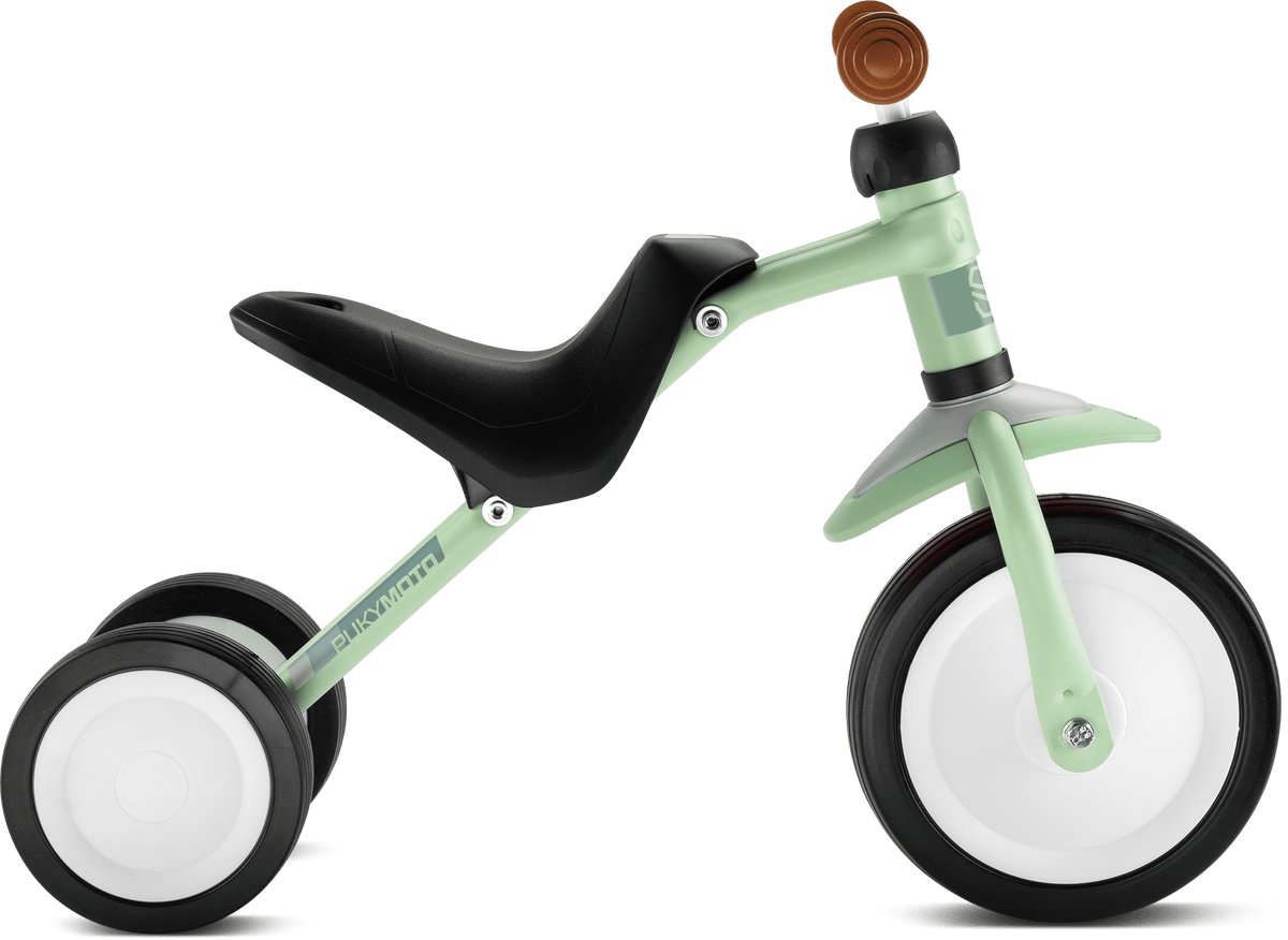 PUKY PUKYMOTO är en liten, mintgrön och svart trehjuling med två stora vita bakhjul, ett framhjul och bruna handtag på styret. Den smidiga, moderna designen är perfekt för små barn.