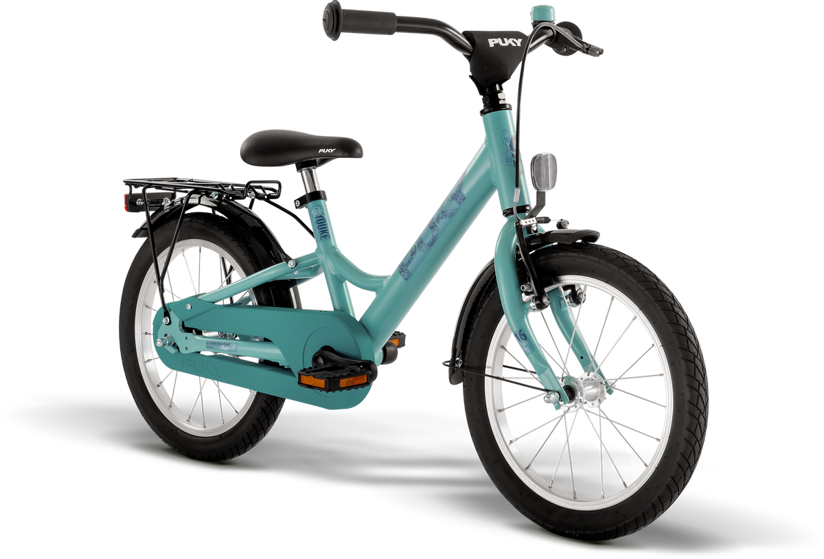 PUKY YOUKE 16 är en ljusblå barncykel med svart styre, sadel och däck. Den har en lätt genomgående ram, pakethållare, skärmar, reflexer och ett barnvänligt bromssystem för ökad säkerhet.