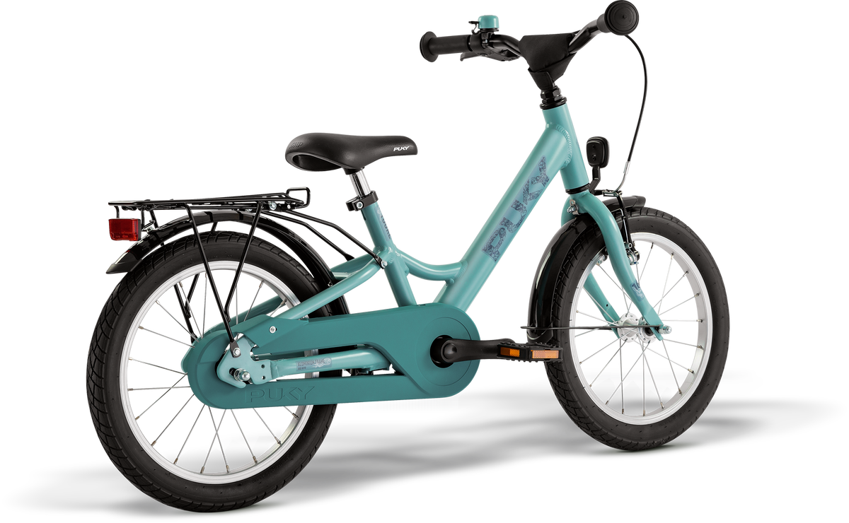 PUKY YOUKE 16 är en blågrön barncykel med svart styre och sadel, pakethållare bak, hjul- och bakre reflexer, kedjeskydd, lättviktsram och barnvänliga bromsar, mot en vit bakgrund.