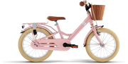 PUKY YOUKE CLASSIC 16 är en rosa barncykel med beige däck, brun sadel och handtag, lättviktsram i aluminium, flätad korg fram och pakethållare bak med vit elastisk rem, som visas på en vit bakgrund.