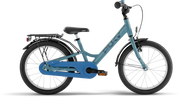 PUKY YOUKE 18 är en blå barncykel med svart sadel, svart styre, främre och bakre stänkskärmar, bakre lasthållare och kedjeskydd, mot en vit bakgrund.