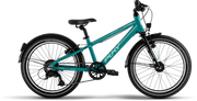 PUKY CYKE 20-7 ACTIVE är en blågrön barncykel med svarta däck och sadel, fram- och bakskärmar, reflexer och rakt styre, visad från sidan mot en vit bakgrund.
