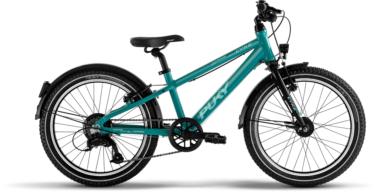 PUKY CYKE 20-7 ACTIVE är en blågrön barncykel med svarta däck och sadel, fram- och bakskärmar, reflexer och rakt styre, visad från sidan mot en vit bakgrund.
