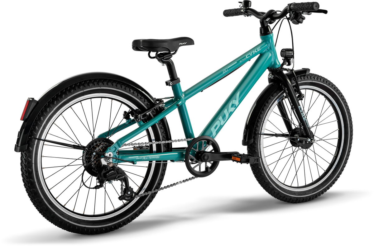 PUKY CYKE 20-7 ACTIVE är en blågrön barncykel med svarta däck, skärmar, bakväxel, fram- och bakljus och sparkstötting, visad bakifrån mot en vit bakgrund.