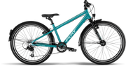 En blågrön PUKY CYKE 24-8 ACTIVE mountainbike för barn med svart styre, sadel, däck, pedaler och stänkskärmar visas i profil mot en vit bakgrund.