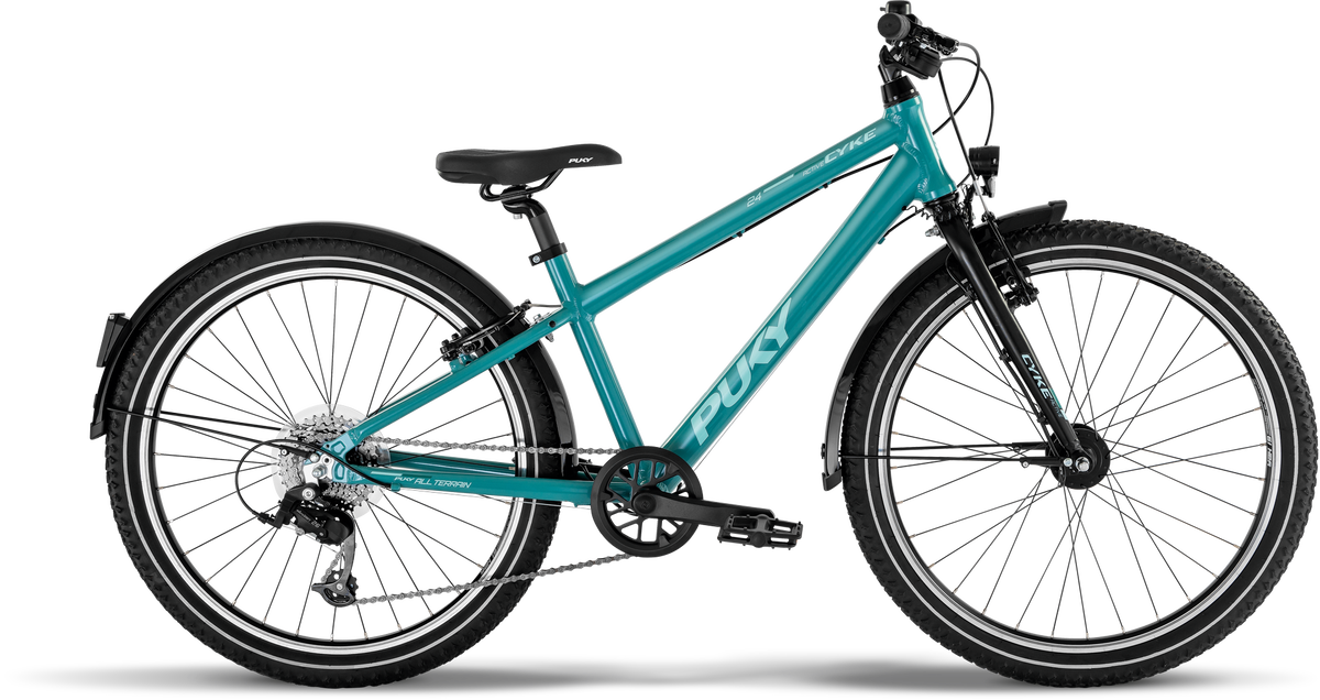 En blågrön PUKY CYKE 24-8 ACTIVE mountainbike för barn med svart styre, sadel, däck, pedaler och stänkskärmar visas i profil mot en vit bakgrund.