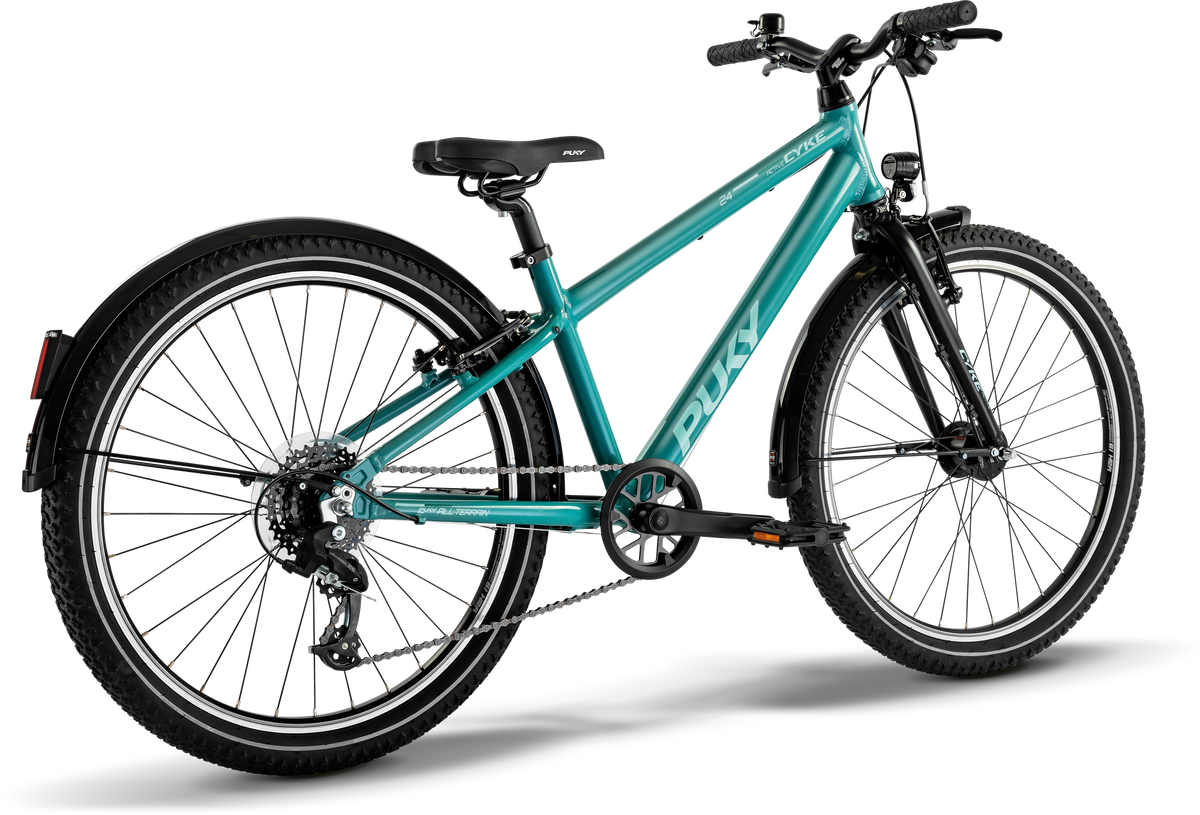 PUKY CYKE 24-8 ACTIVE är en blågrön mountainbike med svart styre, sadel och däck. Den har bakväxel, fram- och bakbromsar, stöd och bakskärm, visad från en bakre sidovinkel.