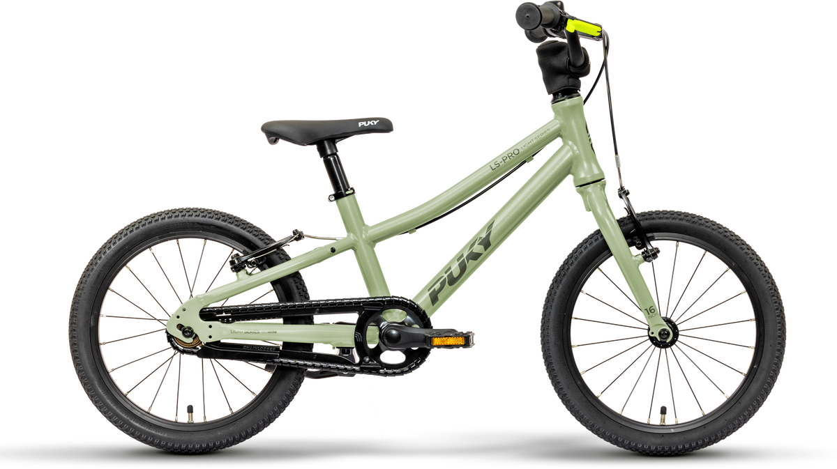 PUKY LS-PRO 16 är en ljusgrön barncykel med svarta däck, pedaler, styre och sadel. Den visas i profil mot en vit bakgrund och har en enkel ram med "PUKY"-märket på ramen och sätet.