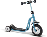 En PUKY R1 barnscooter med tre hjul, blå ram, svart styre och fotbräda och hjul med vit kant visas på en vit bakgrund.