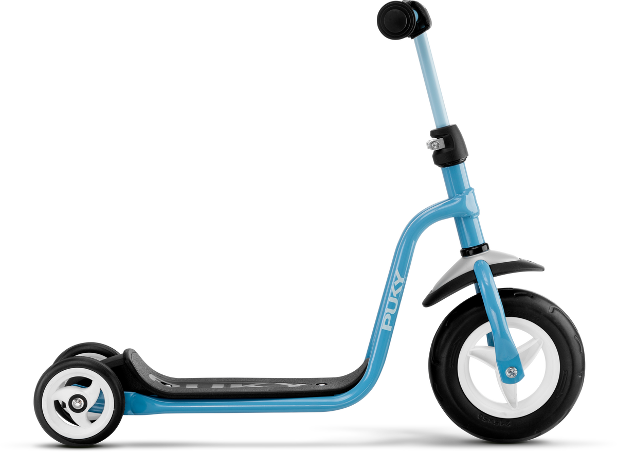 PUKY R1 är en blå sparkcykel för barn med svart däck, svart styre, vita och svarta hjul - två små bakhjul och ett större framhjul.
