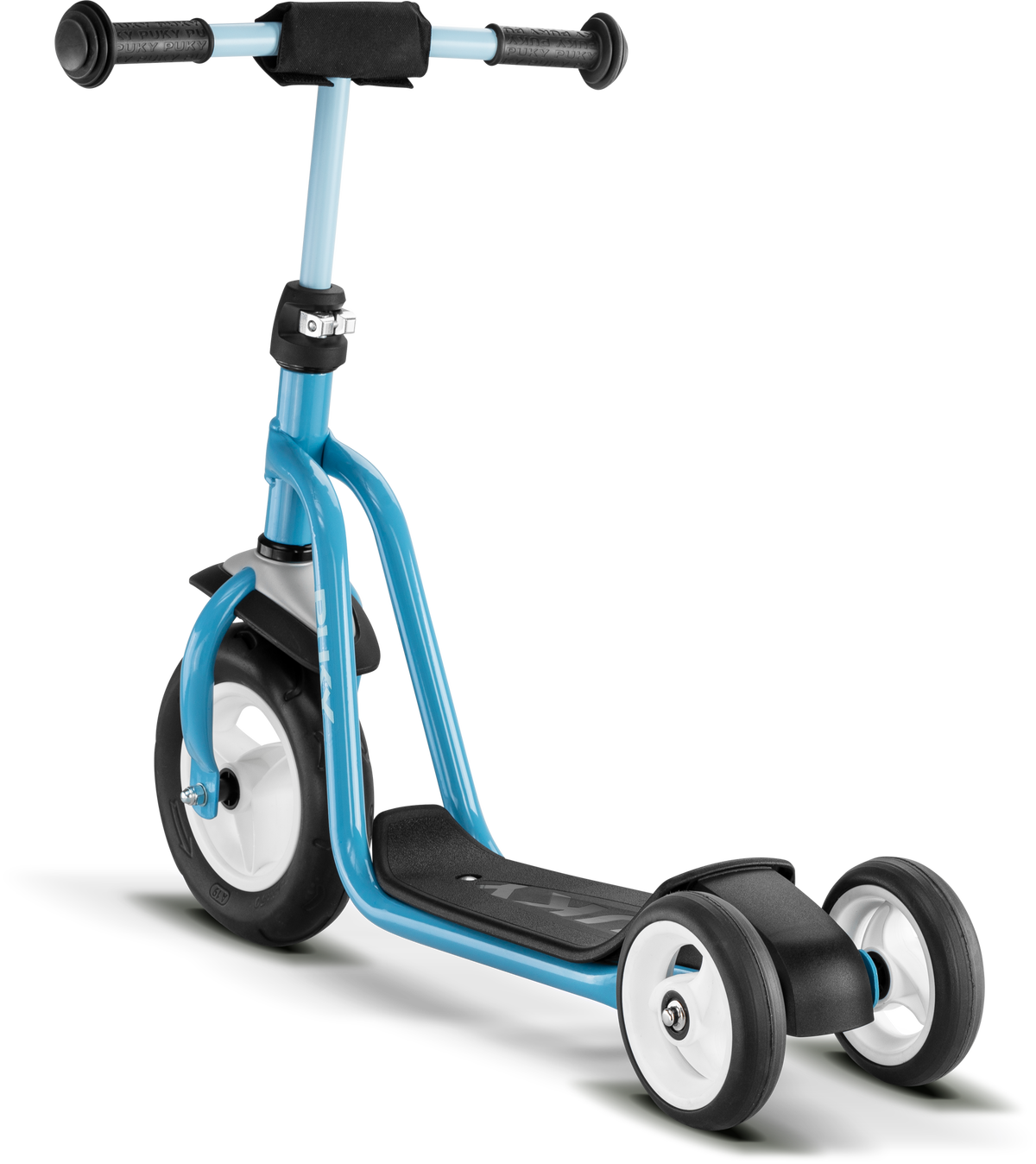 PUKY R1 är en blå trehjulig sparkcykel för barn med ett stort framhjul, två mindre bakhjul, svart styre och en svart fotplatta.