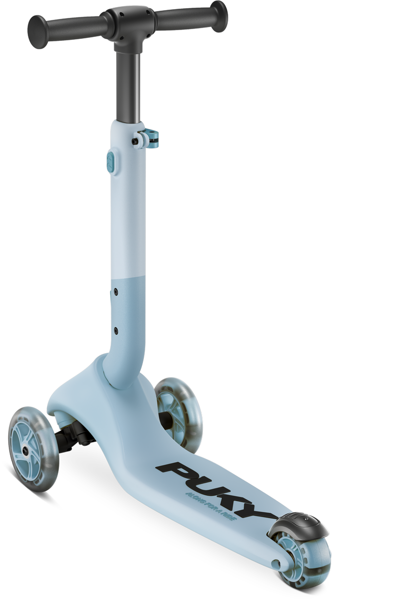 PUKY PUSH är en ljusblå sparkcykel för barn från PUKY, med två framhjul, ett bakhjul och ett svart T-bar-handtag. Varumärket "PUKY" finns på däcket.