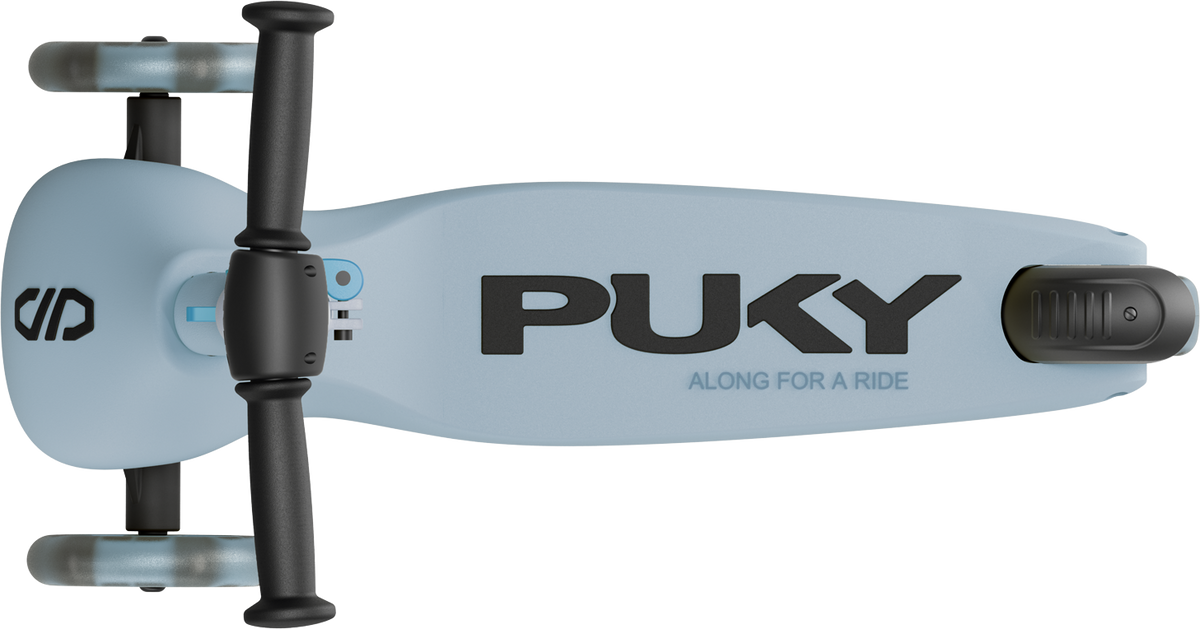 Vy uppifrån på en ljusblå PUKY PUSH barnsparkcykel med svart styre och hjul, med varumärket "PUKY" och texten "ALONG FOR A RIDE" tryckt på däcket.