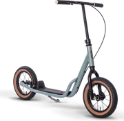 PUKY R 07 L är en modern sparkcykel med stora däck, en tealfärgad ram, svart styre och hjul med tan-kant, mot en vit bakgrund.