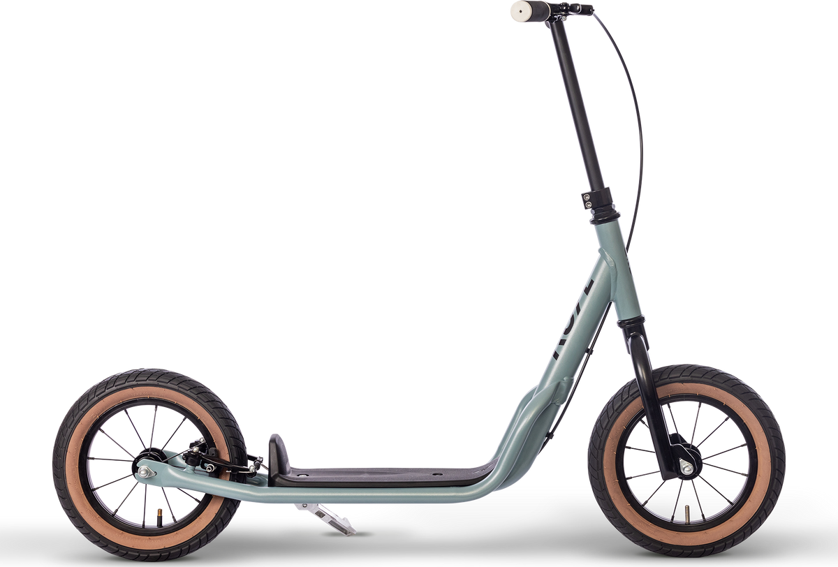 PUKY R 07 L är en ljusblå sparkcykel med stora svarta däck, solbruna fälgar, en låg genomgående ram, svart styre och ett sidostöd, som visas på en vit bakgrund.