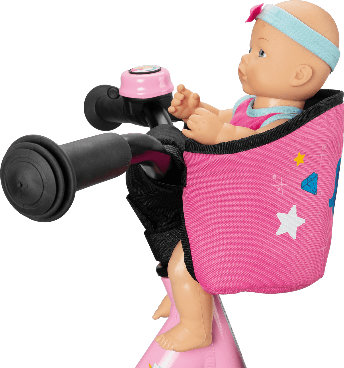 A PUKY PUPPENSITZ CARRY föreställer en babydocka med blått pannband och rosa kläder, sittande i en rosa styrstol med vita stjärnor och en blå diamantdesign, kopplad till en scooter.