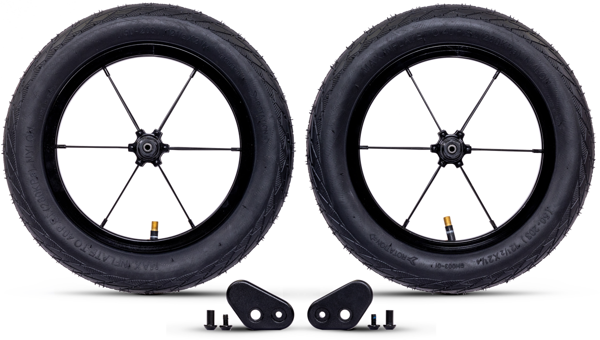 Två svarta 14" cykelhjul med ekrar från PUKY Upsize Kit står upprätt sida vid sida. Framför dem finns två små svarta monteringsfästen och fyra skruvar, allt prydligt arrangerat på en vit bakgrund.