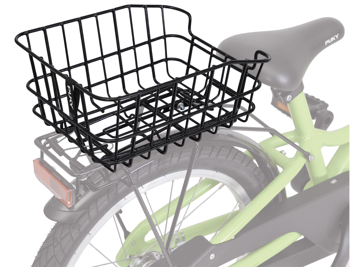 PUKY Chaos Container L är en korg av svart metalltråd som monteras på pakethållaren på en grön cykel, ovanför bakhjulet och bakom sätet.
