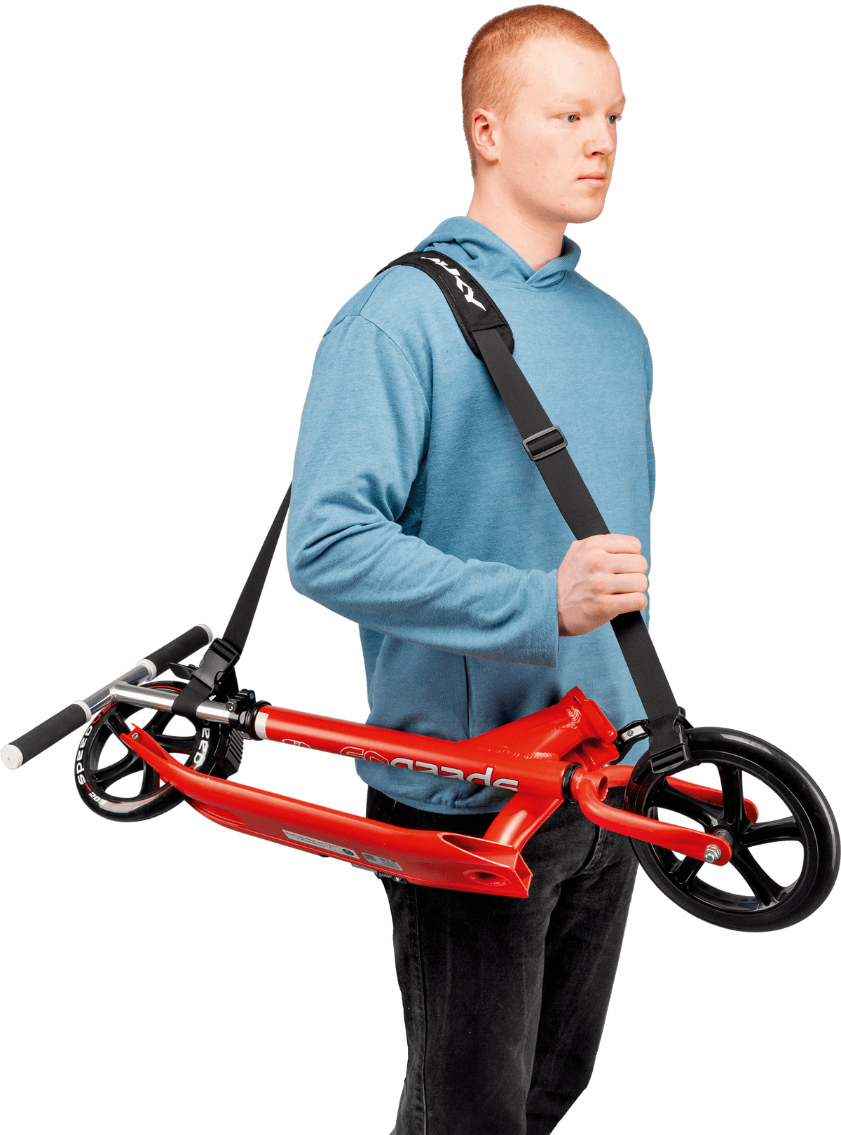 En person i blå huvtröja bär en röd scooter horisontellt över kroppen med hjälp av den svarta axelremmen PUKY Tragegurt BUDDY.