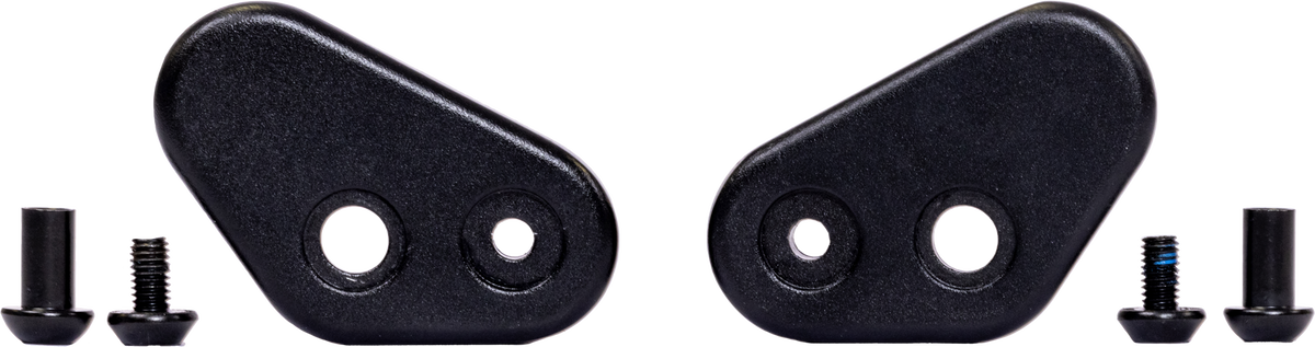 Två svarta, asymmetriska plastfästen med två hål vardera från PUKY ROOKIE WHEELS 12, placerade sida vid sida med två små svarta skruvar bredvid varje fäste mot en vit bakgrund.